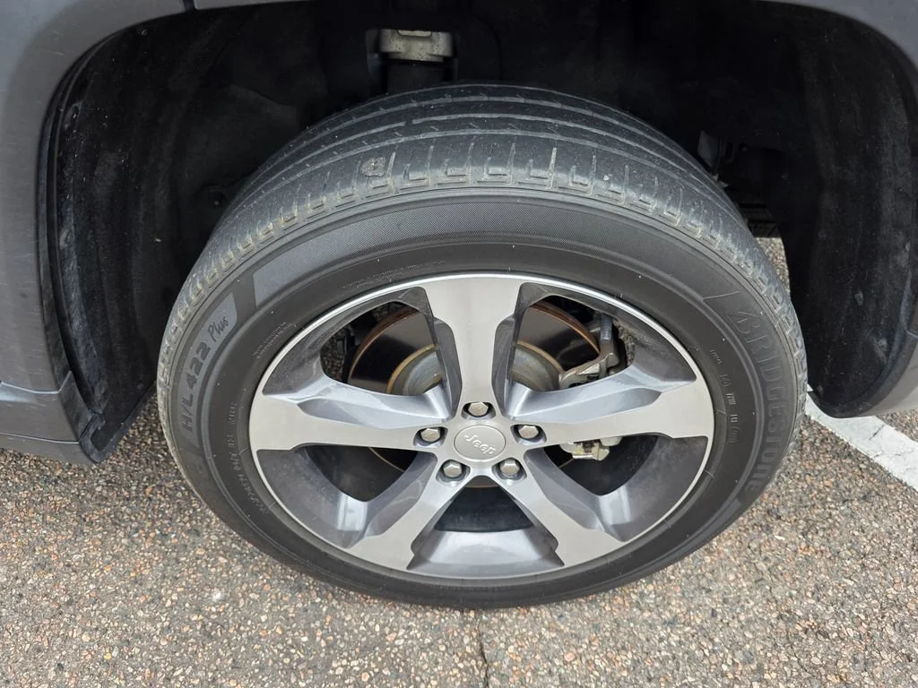 Used 2023  Jeep Limited image 34