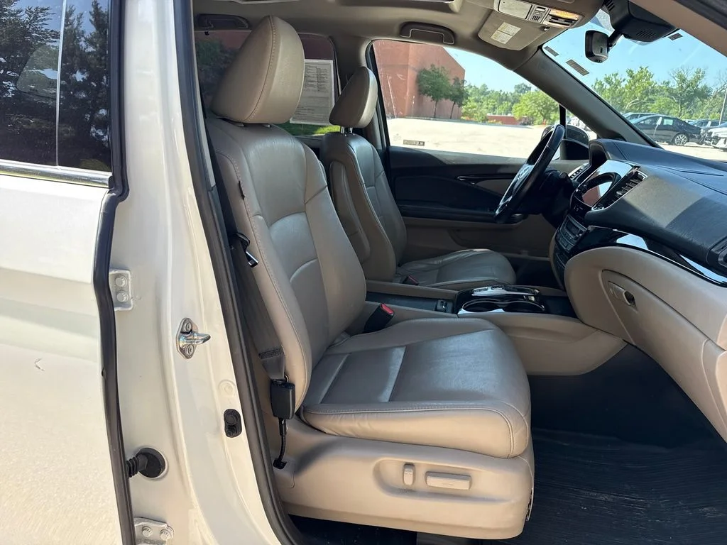 Used 2019  Honda Touring image 28