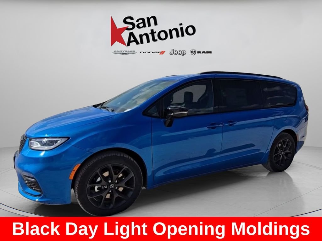 New 2026 Hydro Blue Pearl-Coat Exterior Paint Chrysler Select image 7