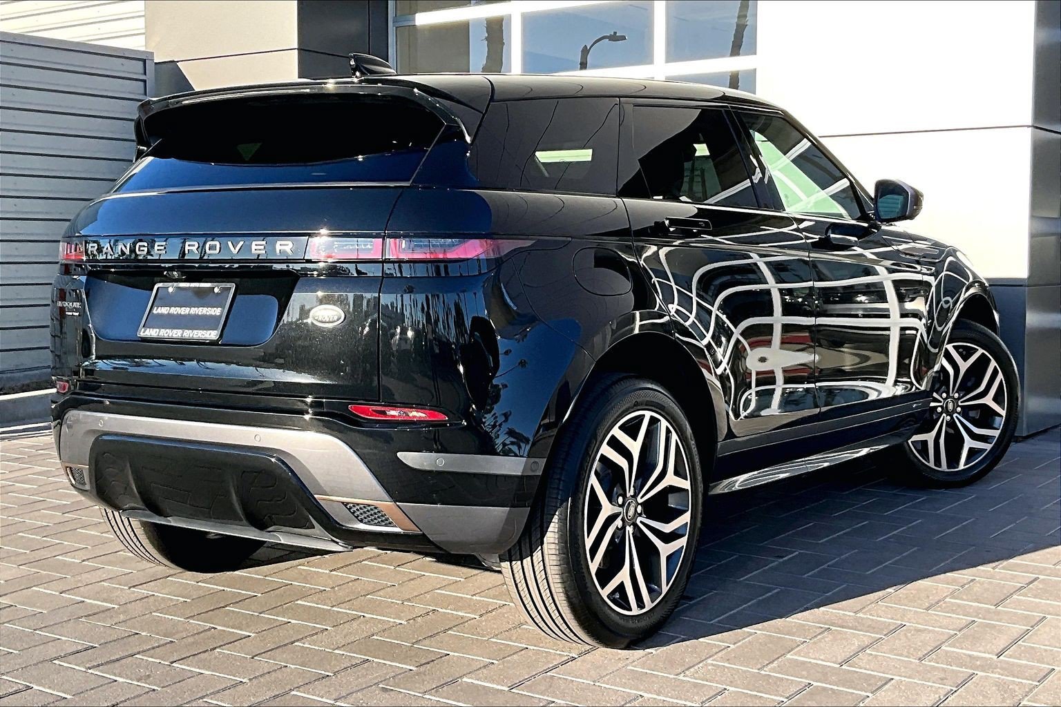 Used 2020 Black Land Rover R-Dynamic HSE image 11