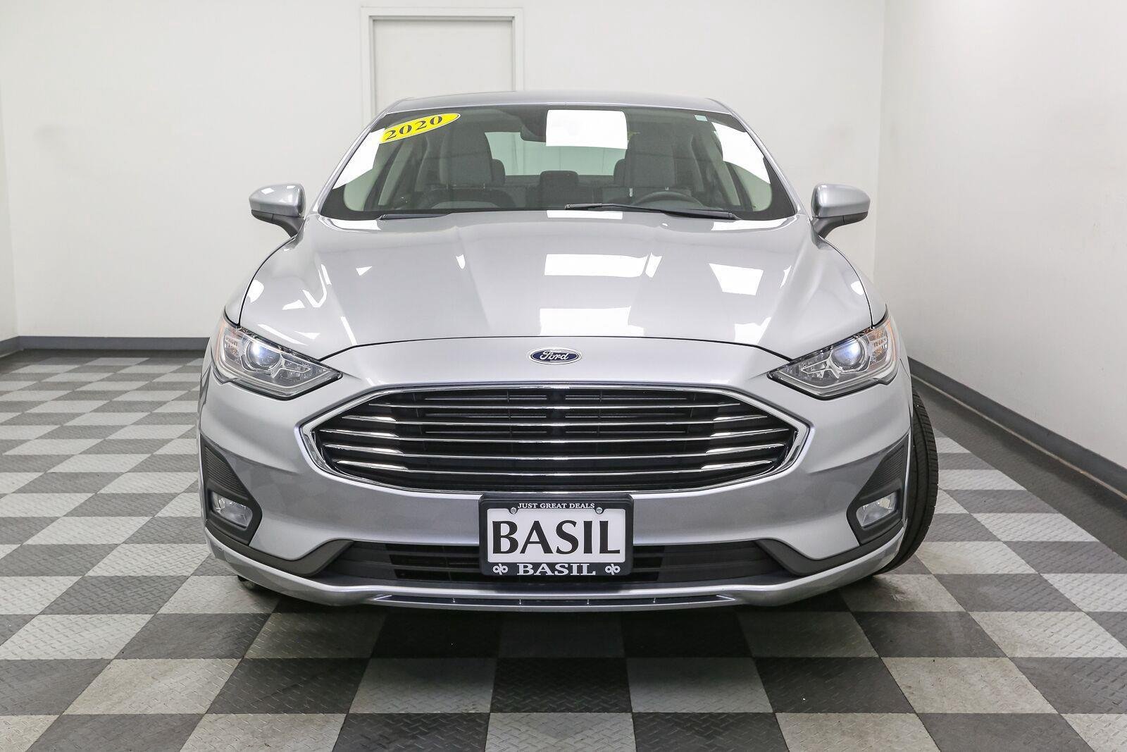 Used 2020 Iconic Silver Ford SE image 3