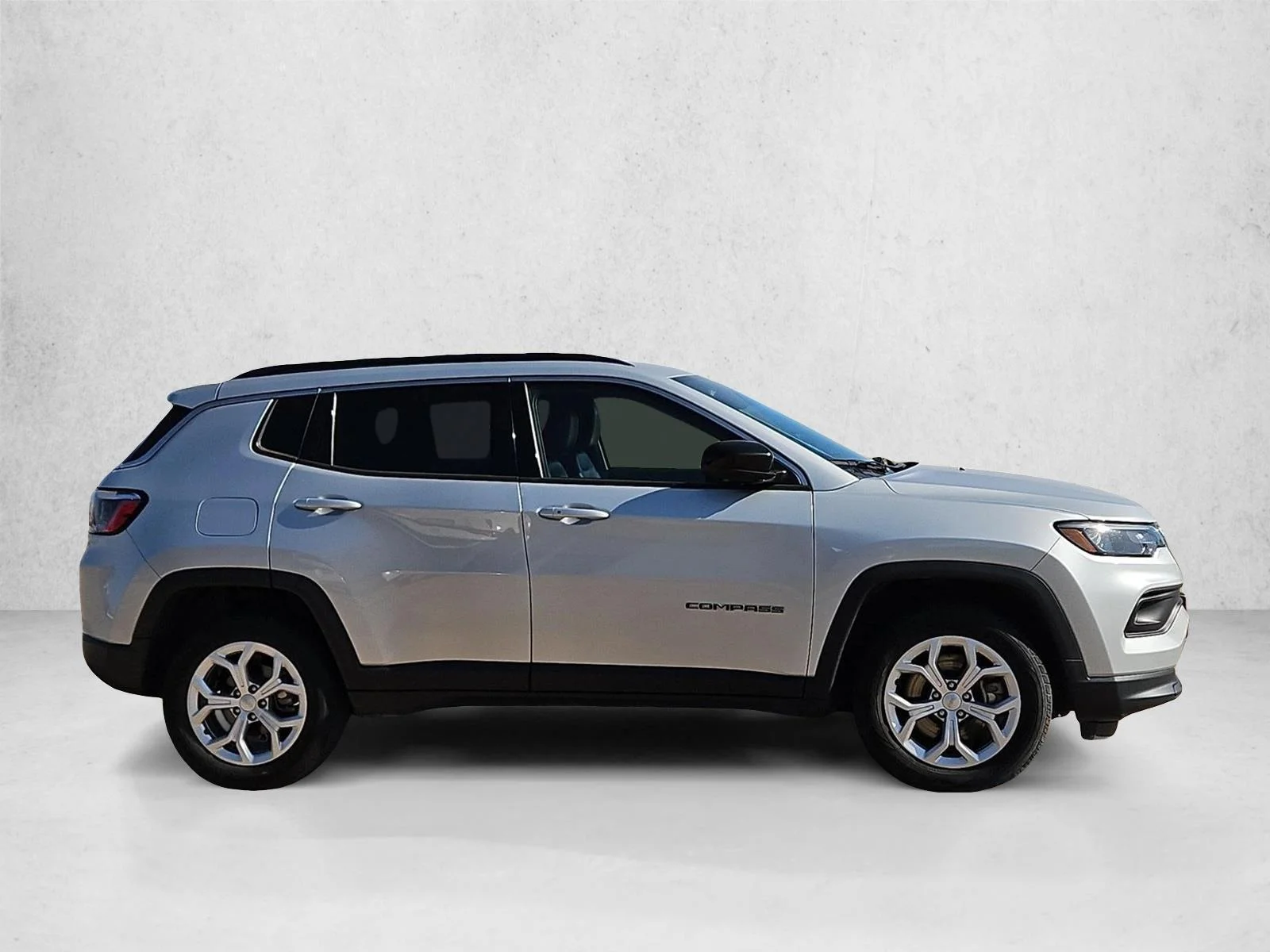 Used 2024 Silver Zynith Metallic Clearcoat Jeep Latitude image 4