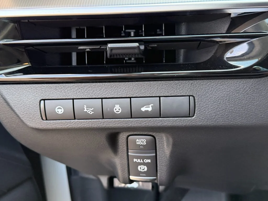 Certified Used 2025 White Nissan Platinum image 30