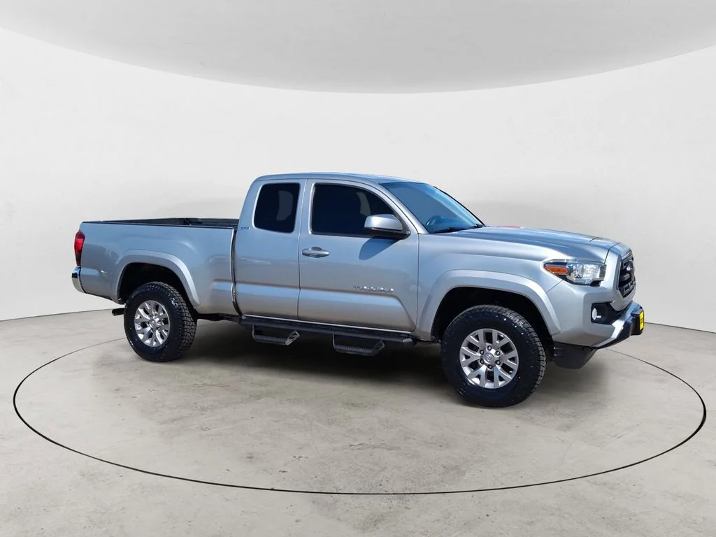 Used 2018 Silver Toyota SR5 image 7