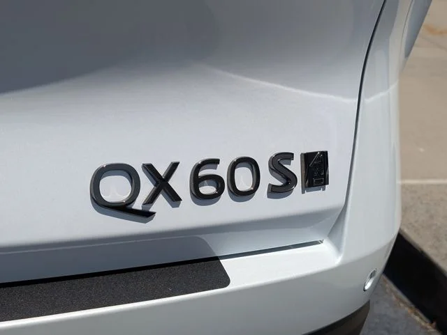 New 2027 2T RAD WHT INFINITI SPORT image 31