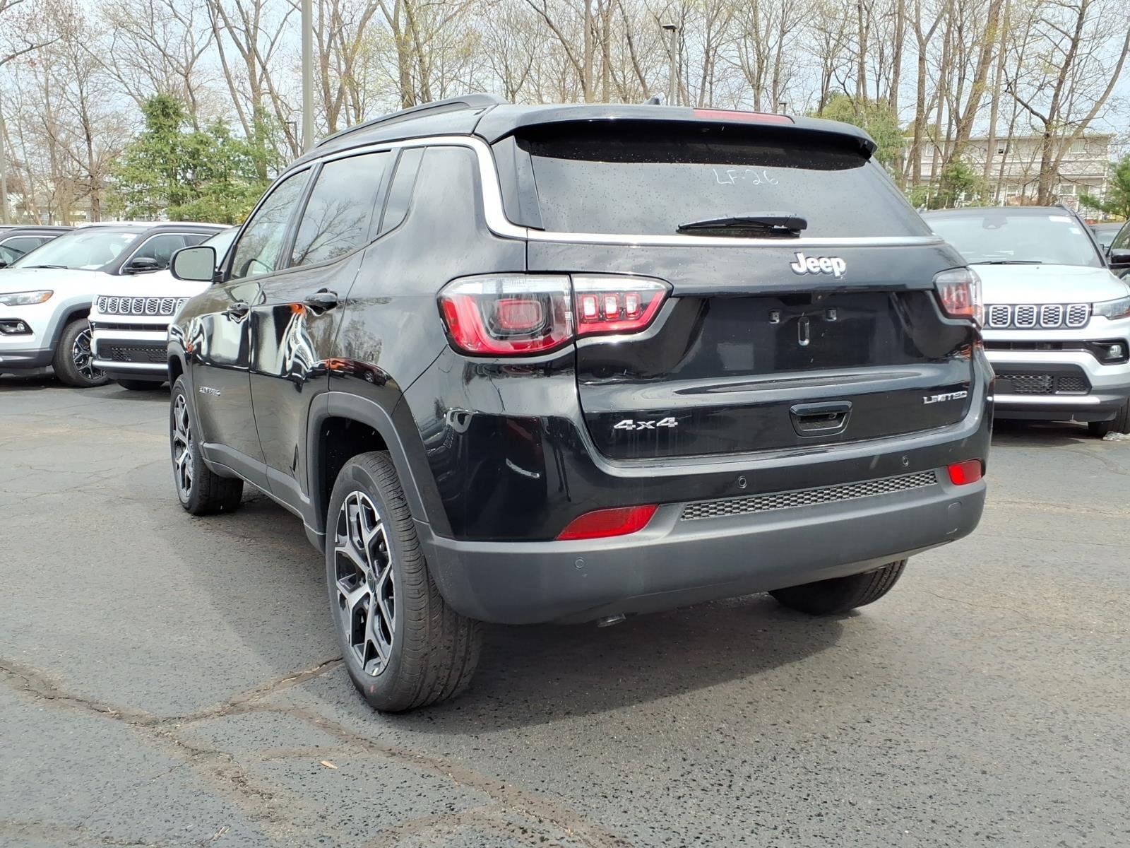 New 2026 Diamond Black Crystal Pearl-Coat Exterior Paint Jeep Limited image 5