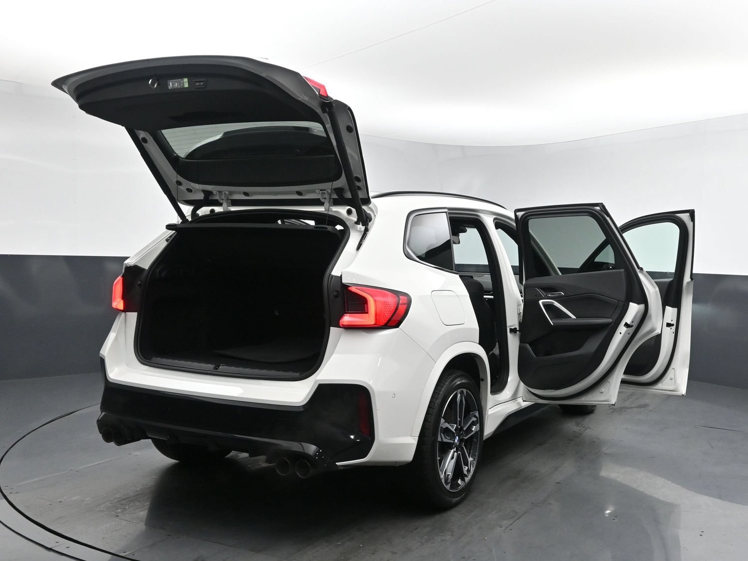 Used 2026 White BMW M35i image 28