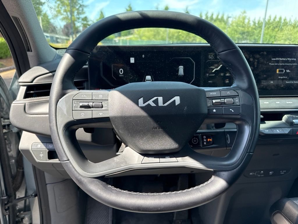 Used 2024 Iceberg Green Kia Wind image 9