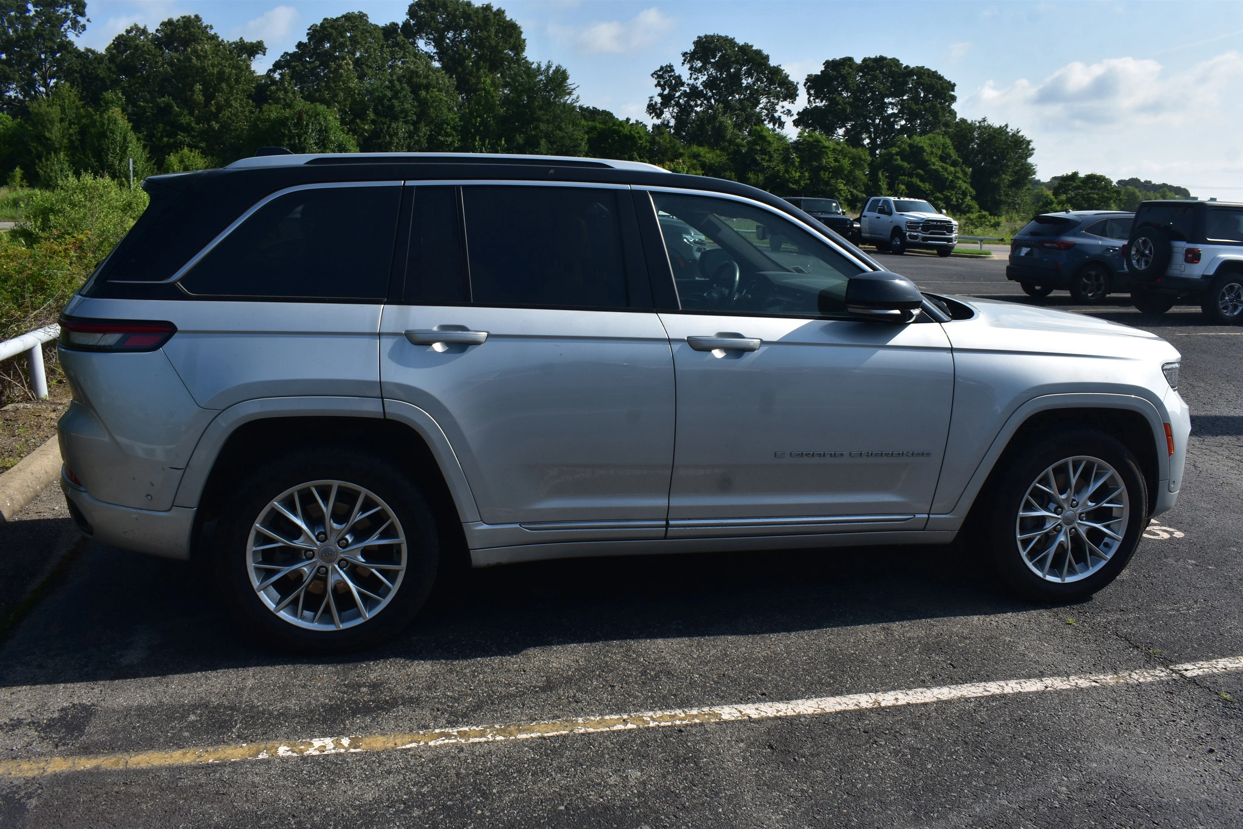 Used 2023 Silver Zynith Jeep Summit image 4