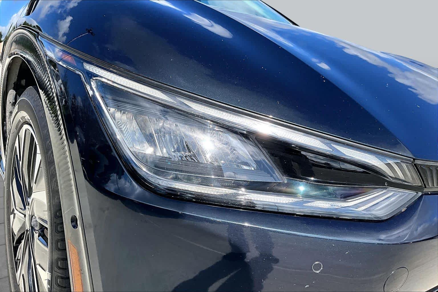 Used 2022 Gravity Blue Kia Wind image 25