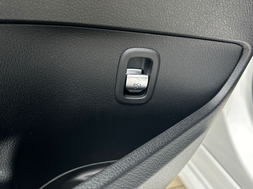 New 2026 Polar White Mercedes-Benz C 300 image 13