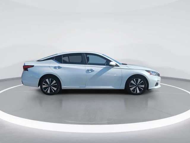Used 2022 White Nissan 2.5 SV image 9