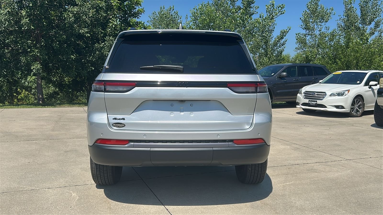 New 2026 Silver Zynith Exterior Paint Jeep Altitude image 5