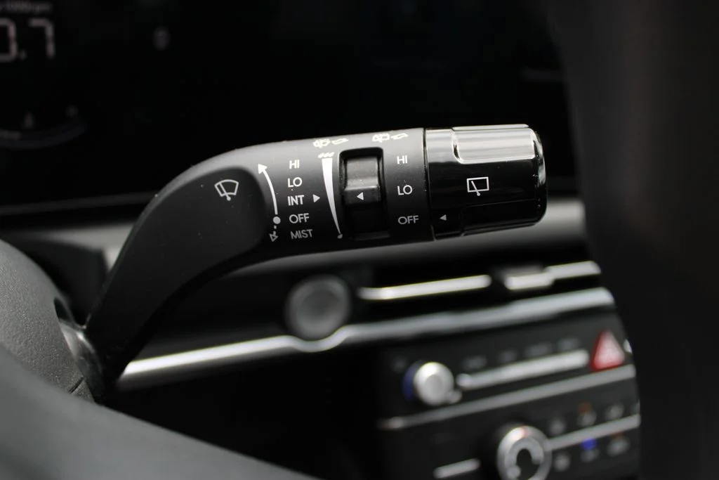 Used 2025 White Hyundai SE image 7