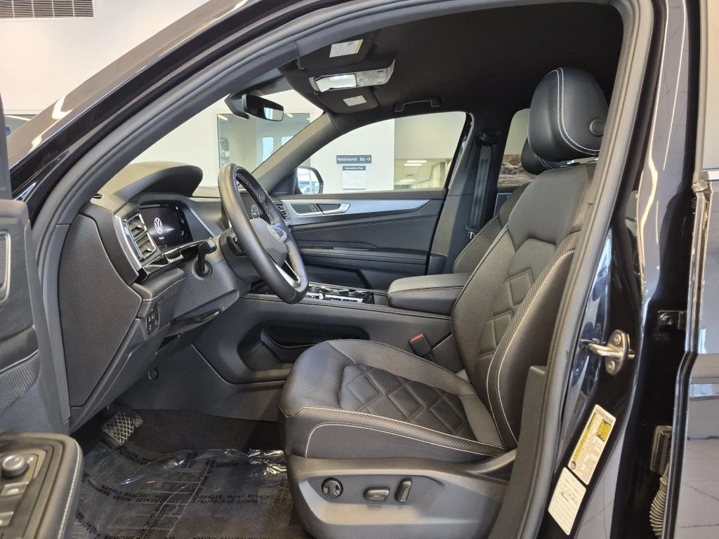 Used 2025 Black Volkswagen 2.0T SE w/Technology image 13