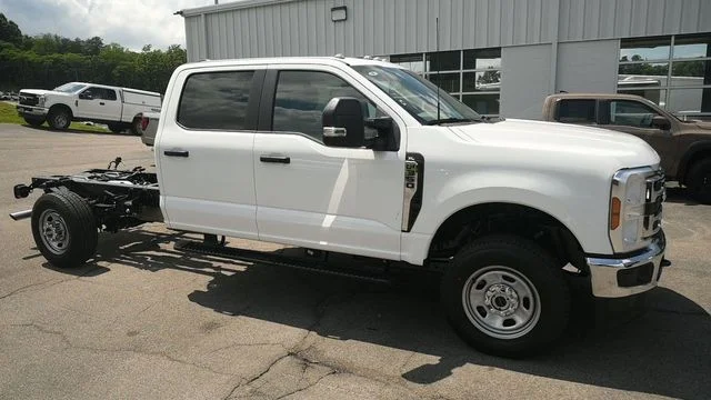 New 2026 Oxford White Ford F-350® XL image 5