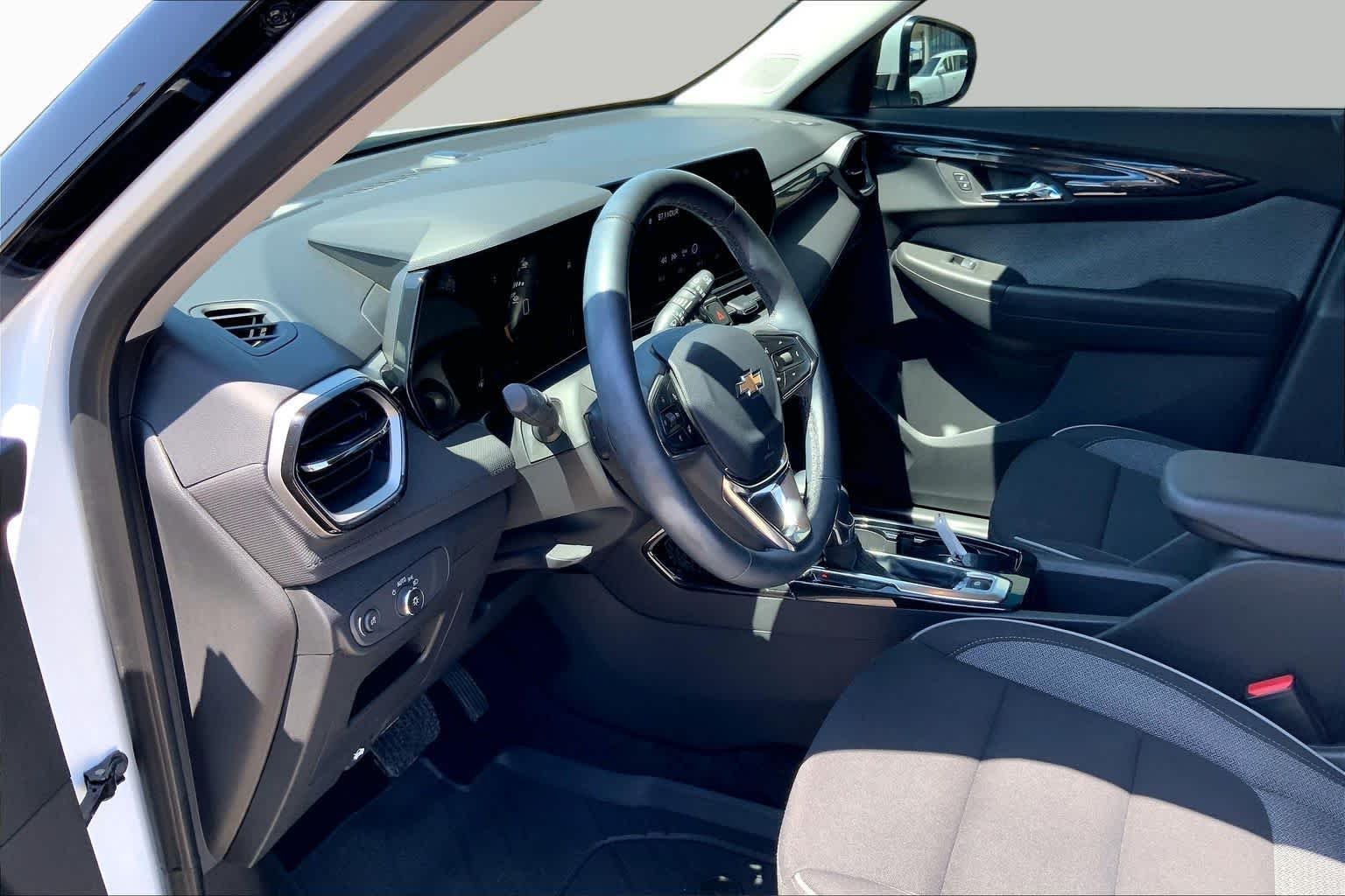 Used 2026 Summit White Chevrolet LT image 18