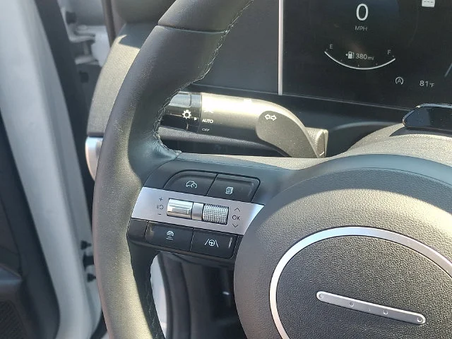 Used 2025 White Hyundai SEL Convenience image 22