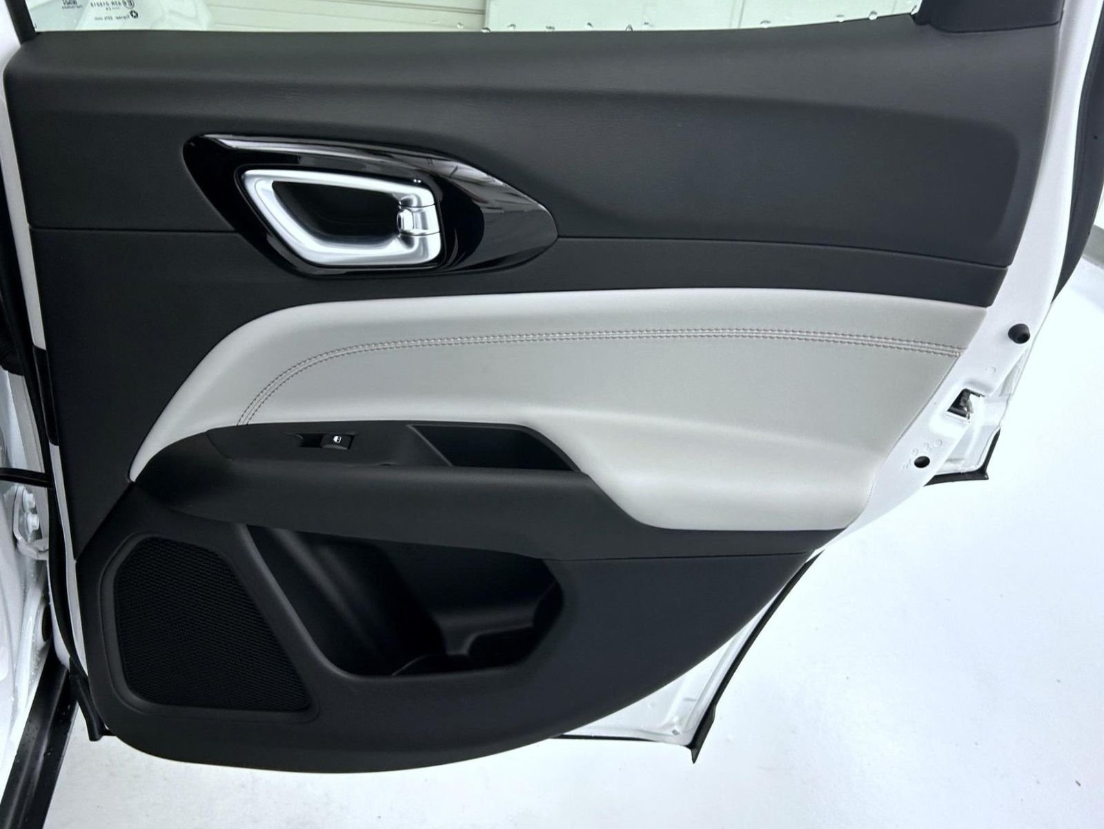 New 2026 Bright White Clear-Coat Exterior Paint Jeep Limited image 17