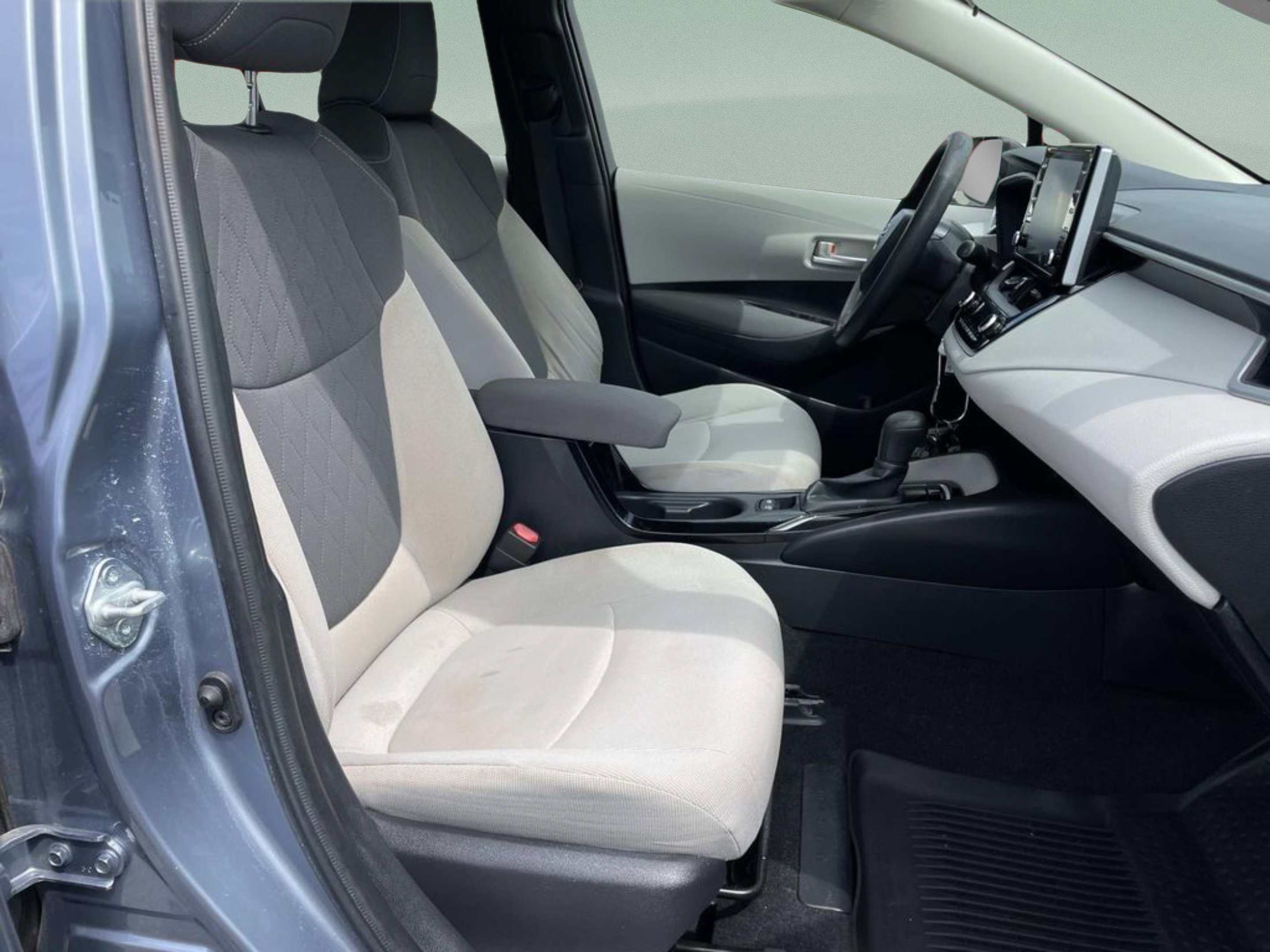 Used 2021  Toyota LE image 18