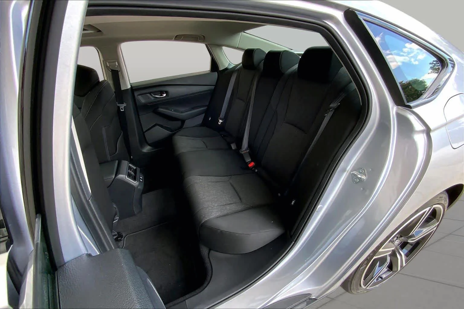 Used 2026 Solar Silver Metallic Honda SE image 21
