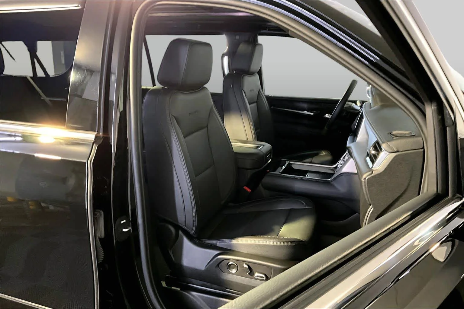 Used 2023 Onyx Black GMC Denali image 15