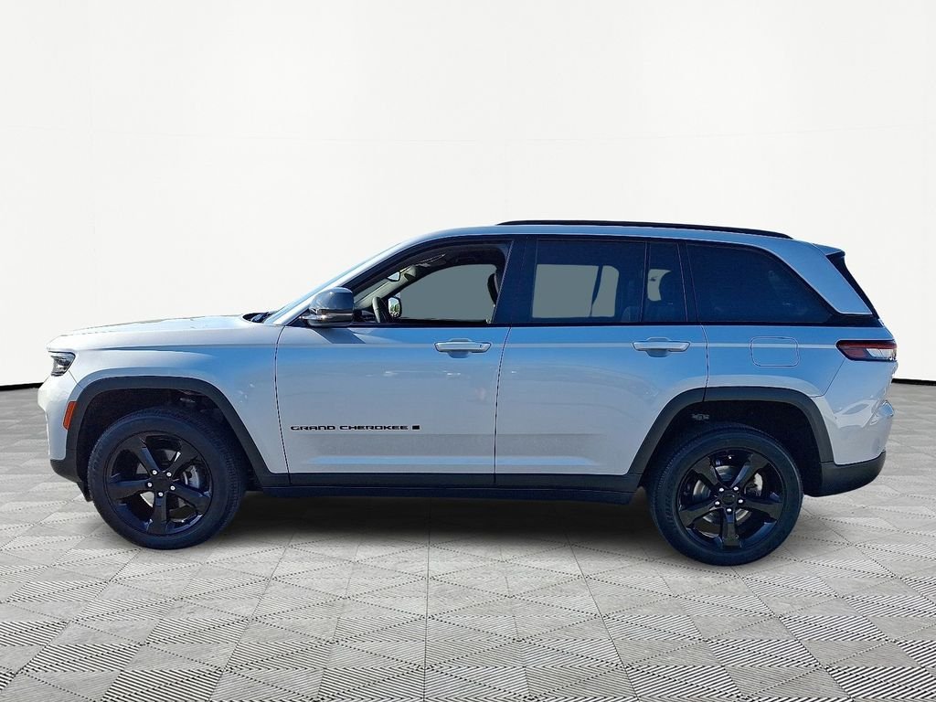 Used 2023 Silver Jeep Altitude X image 4