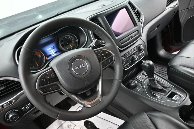 Used 2022 Red Jeep Latitude Lux image 27
