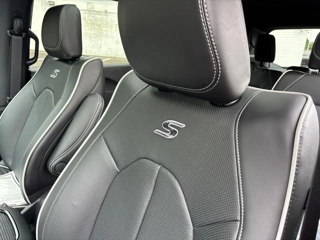 New 2027 Diamond Black Crystal Pearl-Coat Exterior Paint Chrysler Limited image 8