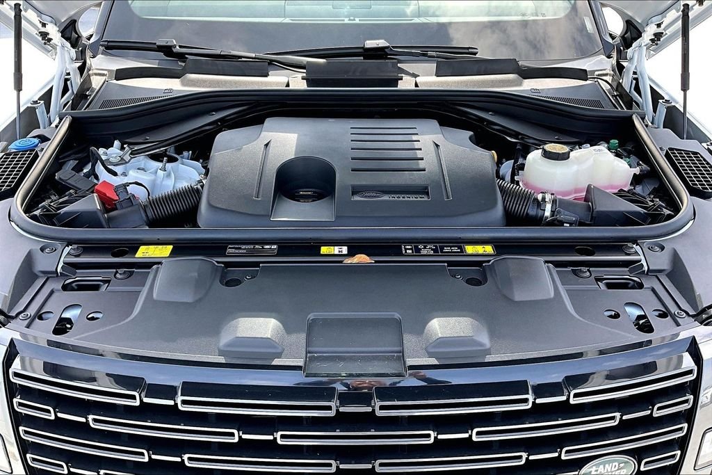 New 2026 FUJI WHITE Land Rover SE image 12