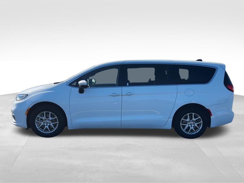 Used 2023 White Chrysler Touring image 5