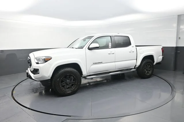 Used 2022 White Toyota SR5 image 39