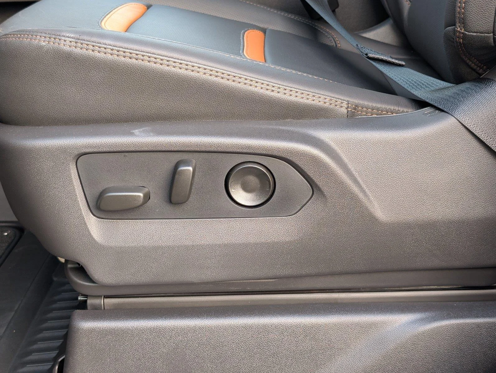 New 2026 Sterling Metallic GMC AT4 image 18