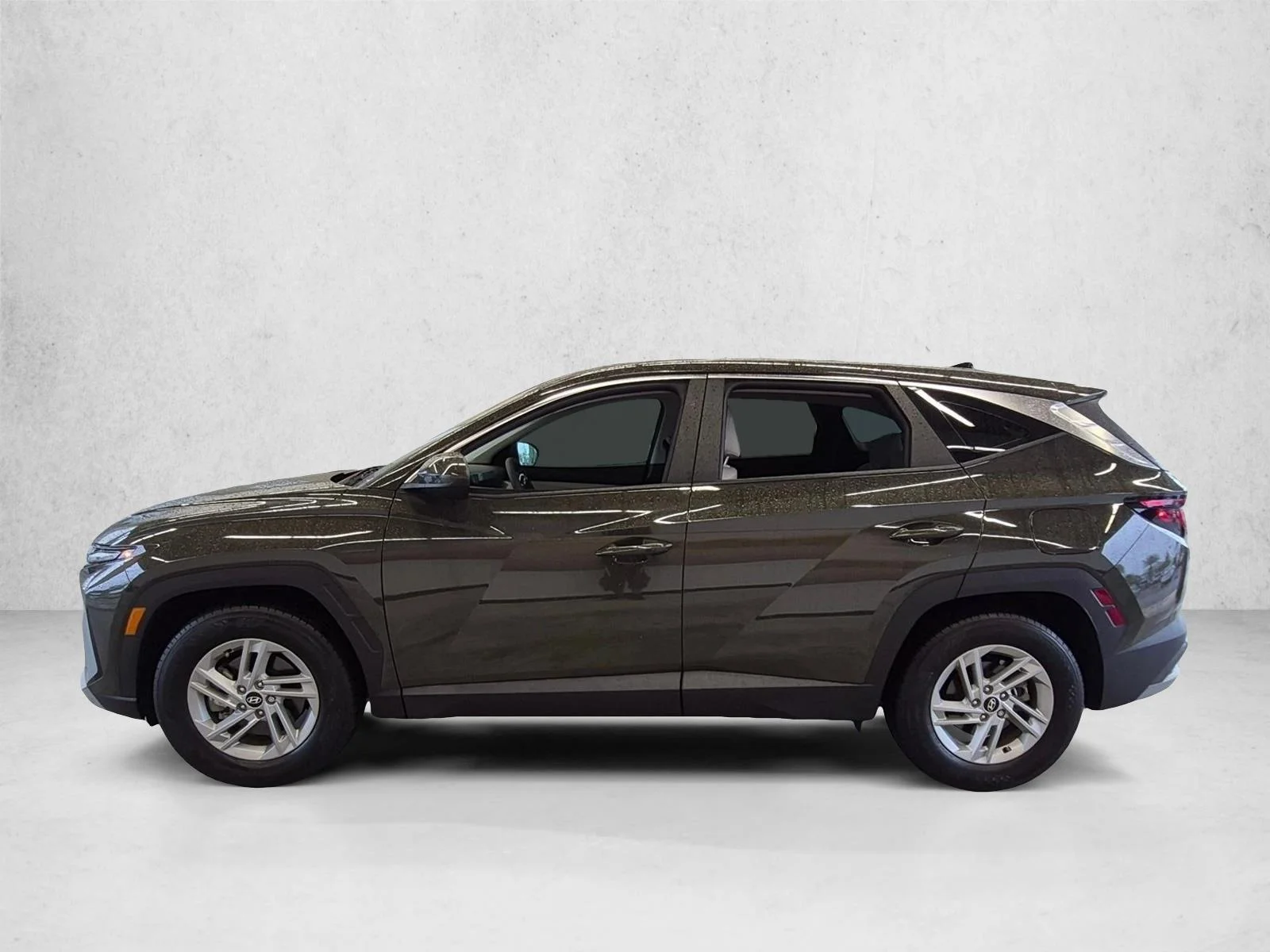 Used 2025 Rockwood Green Hyundai SE image 7