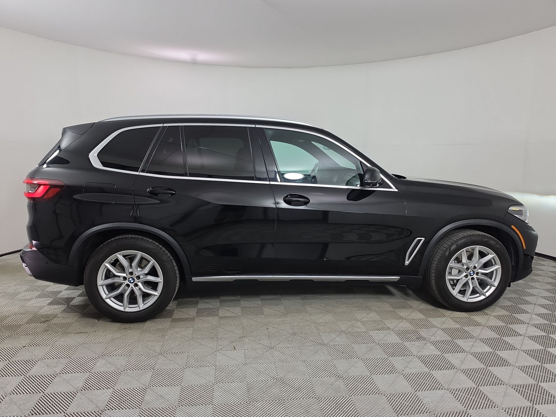 Used 2020 Black BMW sDrive40i image 8