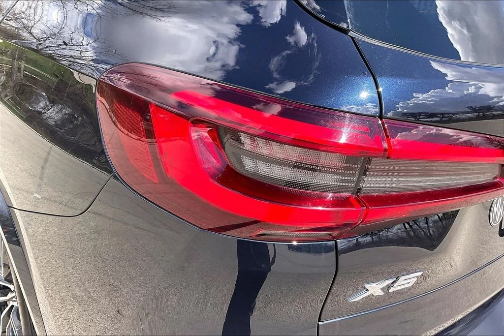 Used 2021 Black BMW xDrive40i image 30