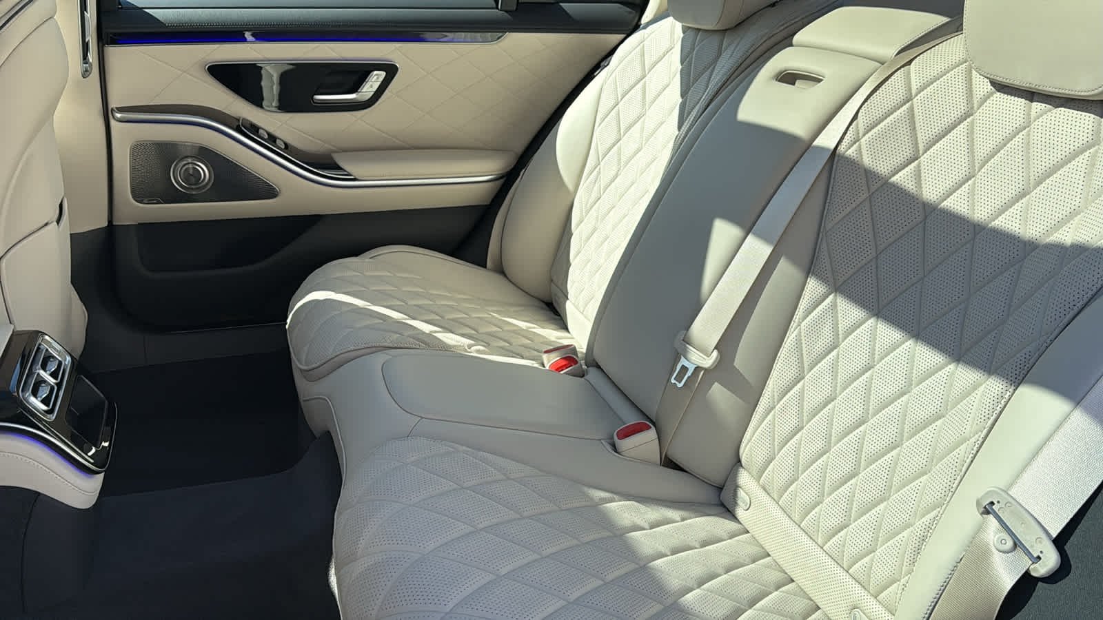 New 2026 MANUFAKTUR Moonlight White Metallic Mercedes-Benz S 580 image 32