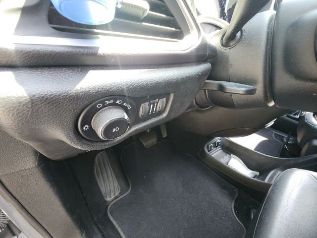 Used 2020 Silver Chrysler Touring L image 24