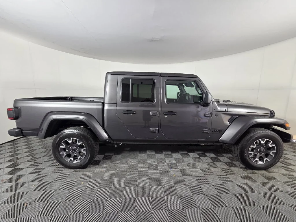 New 2026 Granite Crystal Metallic Clear-Coat Exterior Paint Jeep Sahara image 5