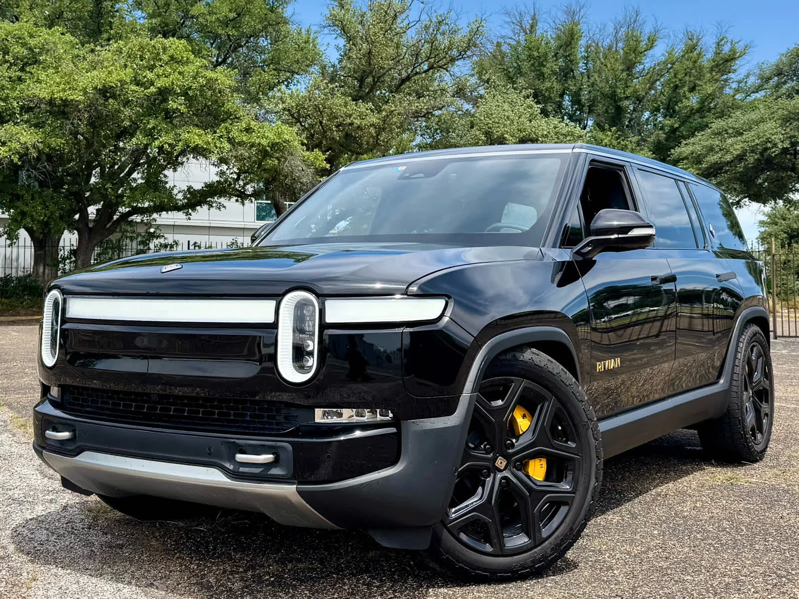 2023 Rivian R1S Adventure Quad-Motor Large Pack's photo