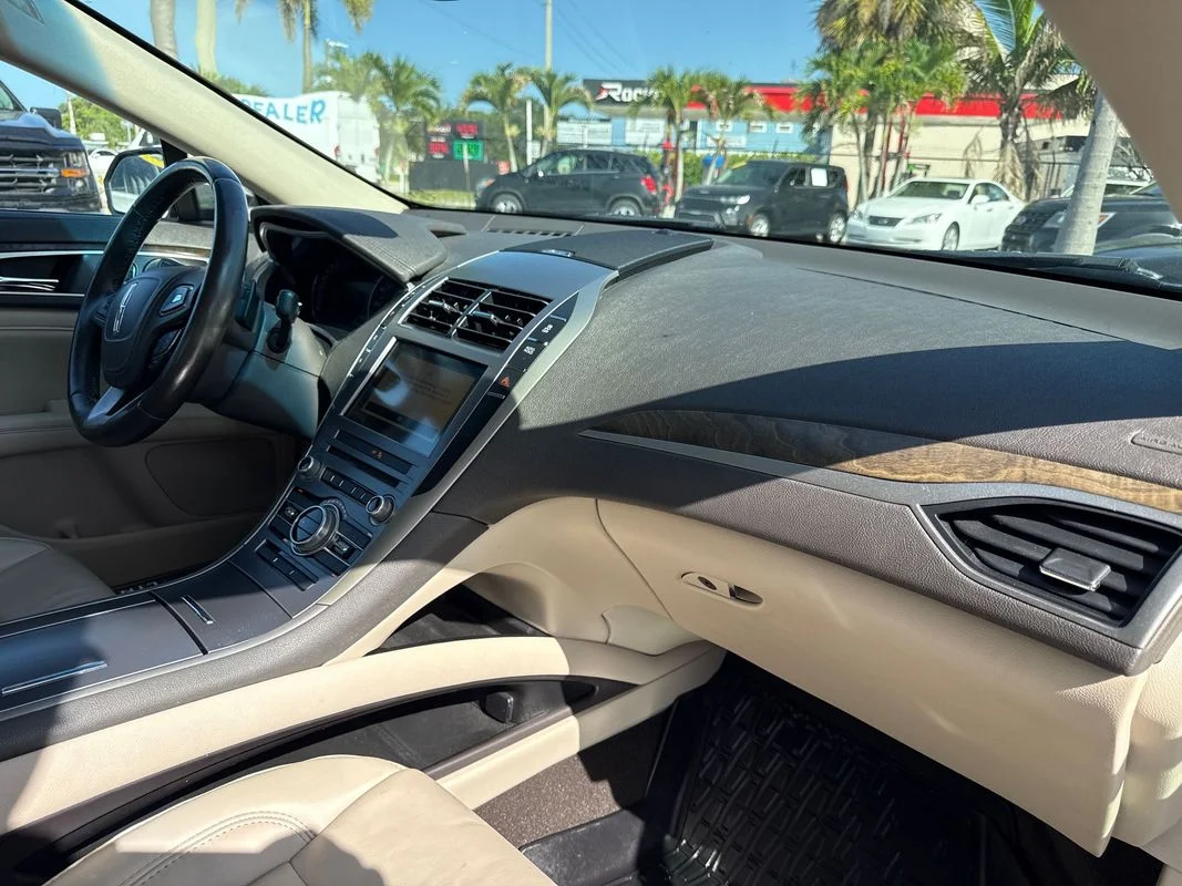 Used 2019  Lincoln Reserve I image 18