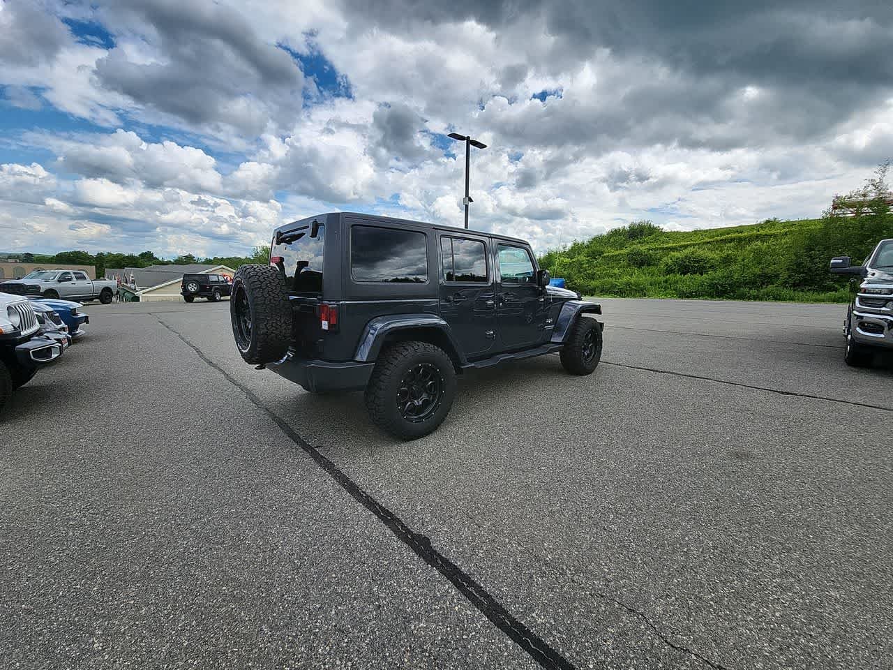 Used 2017  Jeep Sahara image 8