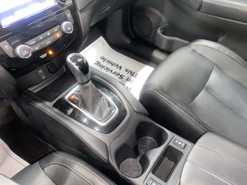 Used 2017 Silver Nissan SL image 21