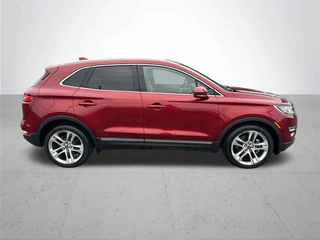 Used 2015 Red Lincoln Base image 6