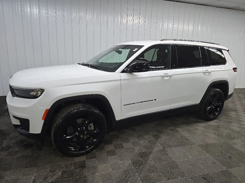 Used 2023 White Jeep Altitude image 6