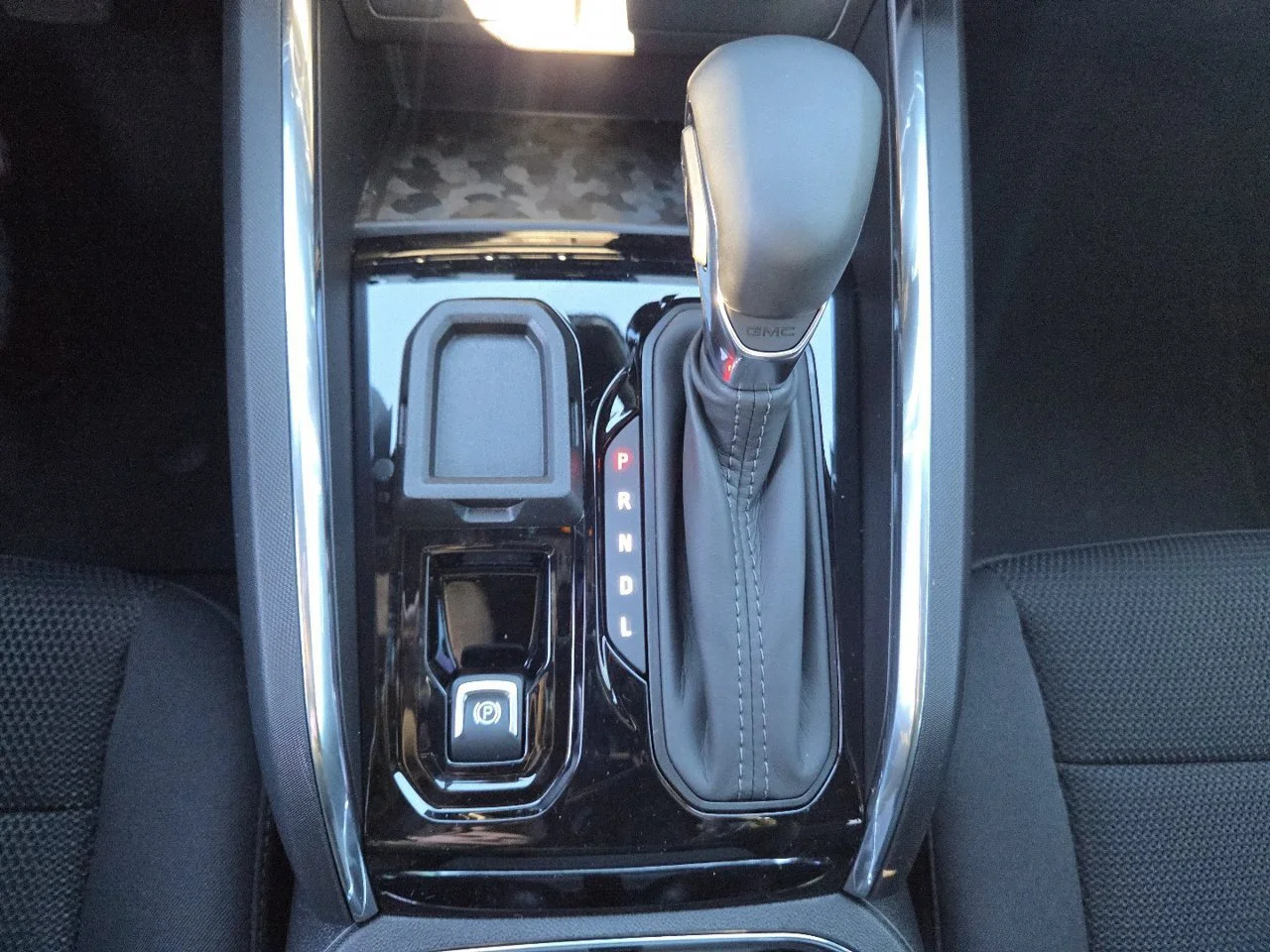 New 2026 Sterling Metallic GMC Elevation image 30