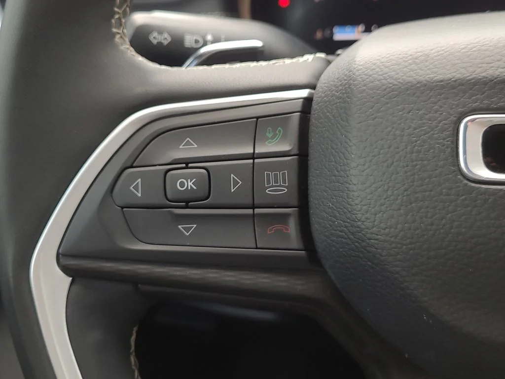 Used 2023 Red Jeep Altitude image 32