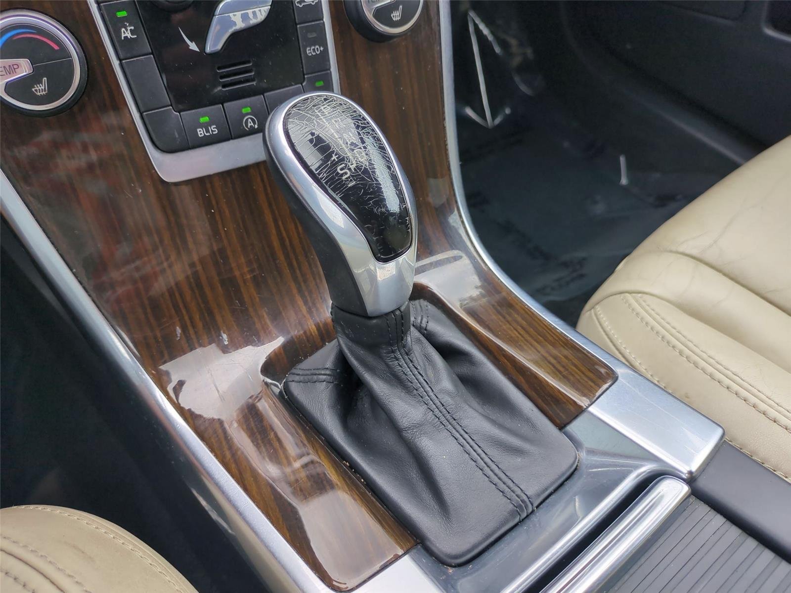 Used 2015  VOLVO  image 22