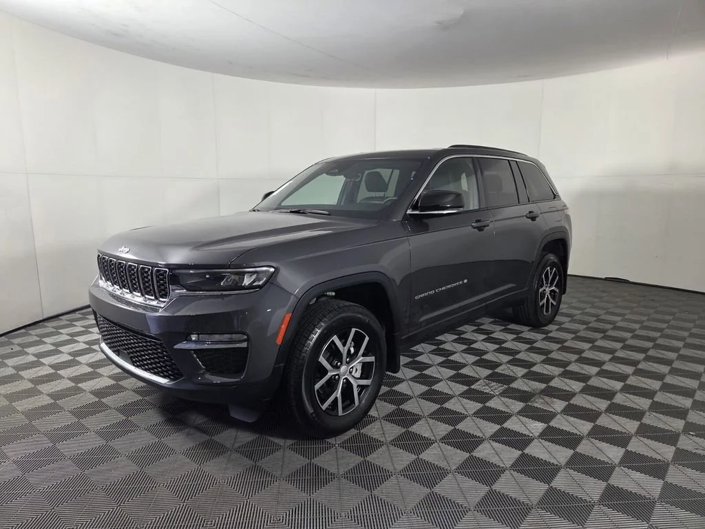 Used 2025 Baltic Gray Metallic Clearcoat Jeep Limited image 4