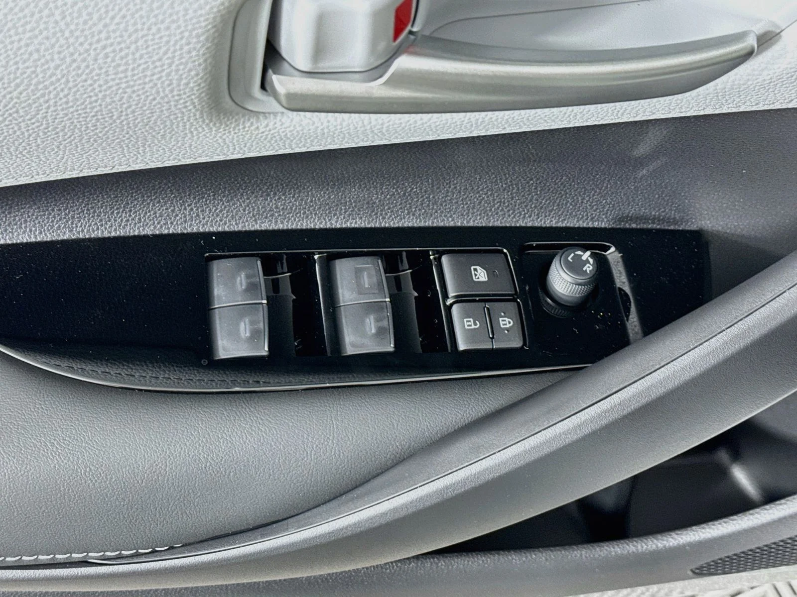 New 2027 Wind Chill Pearl <sup>1</sup> Toyota  SE image 16